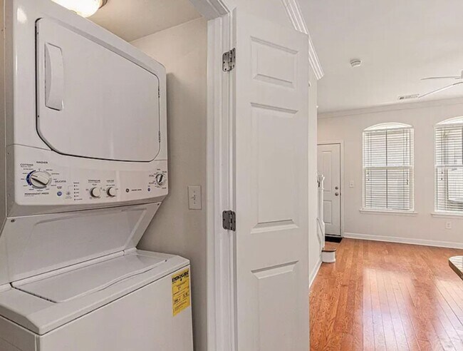 Building Photo - Market Common townhouse with garage!!