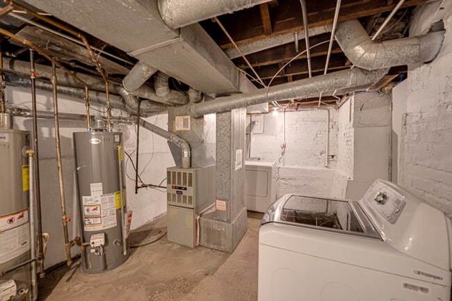 Building Photo - 373 Cedar St