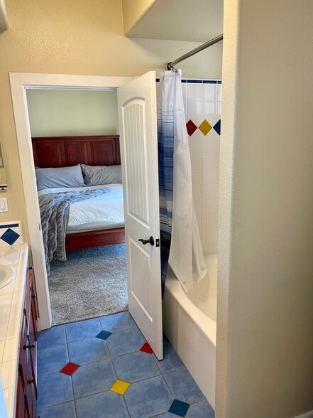 Pass through bathroom - 1933 Costa Brava