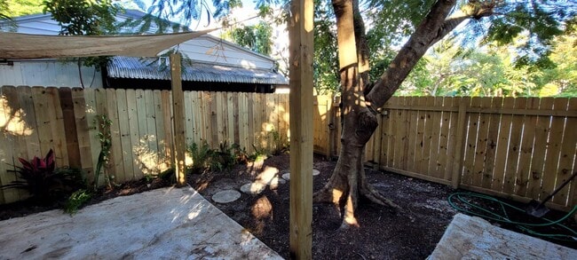 Building Photo - 104 NE 5th St