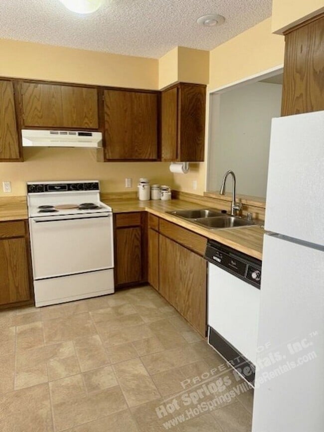 Building Photo - LaCoruna Courts | Townhome | Unfurnished
