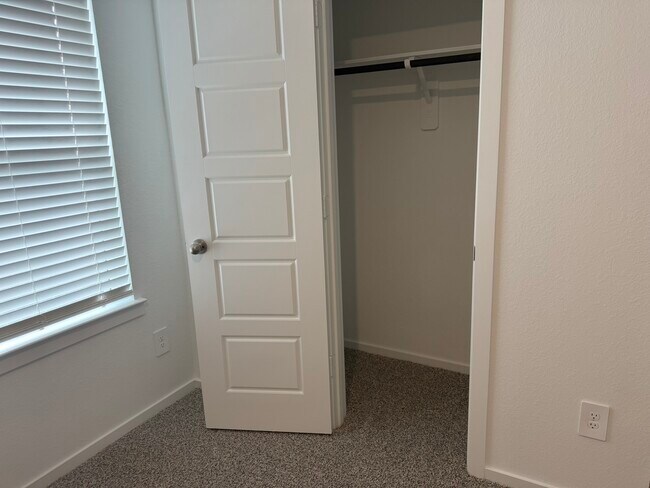 Building Photo - 407 Robin Ct