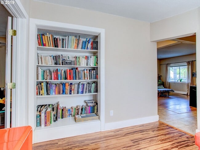 Building Photo - Great 2 Bed 2 Ba bungalow located in the P...