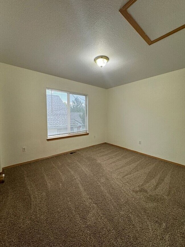 Building Photo - Charming 3 Bed/2 Bath Home with Attached 2 Car Garage in Mariana Butte