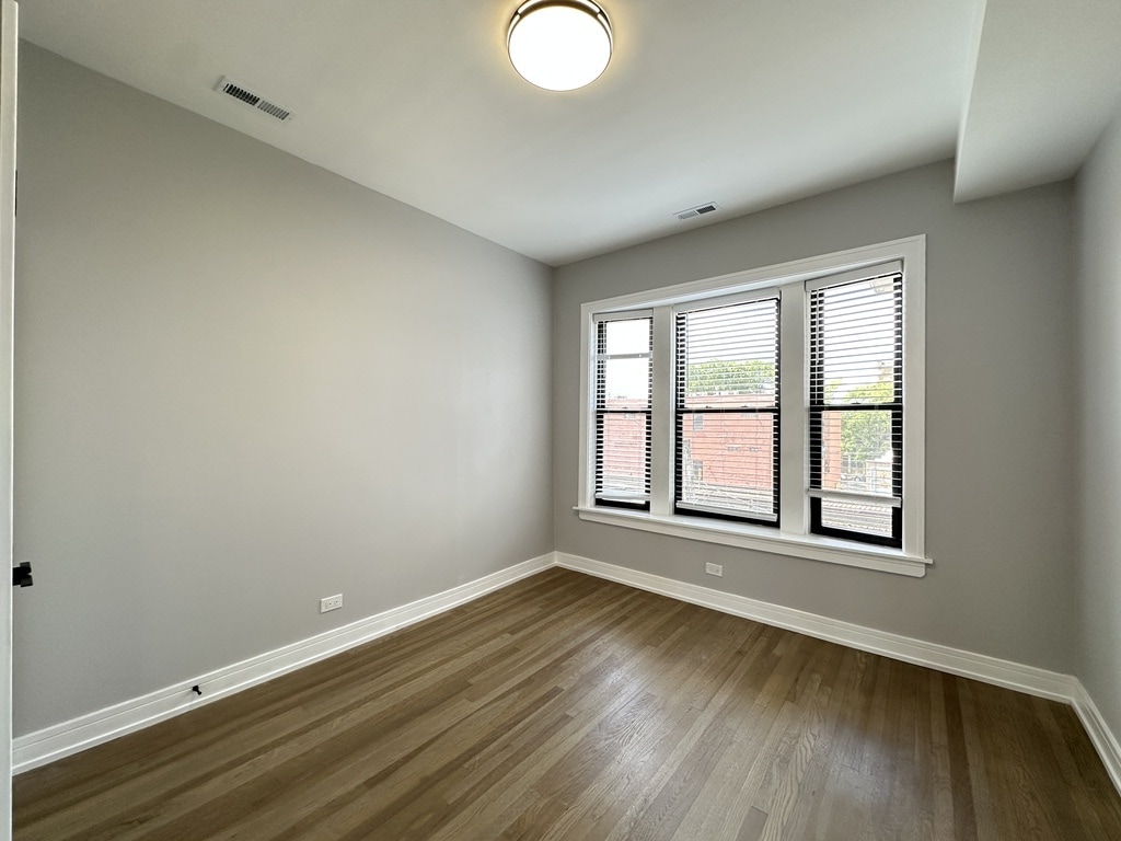 Building Photo - 3834 N Wilton Ave