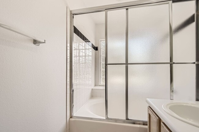 Building Photo - Evolve Real Estate: Spacious 2 Bedroom + L...