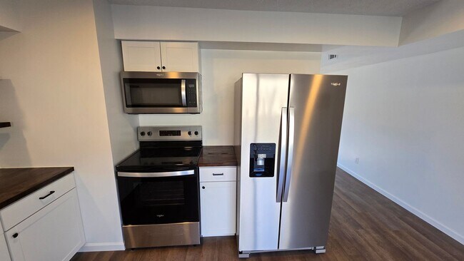 Building Photo - 2 bed/ 1.5 Bathroom Townhouse Church Hill,...