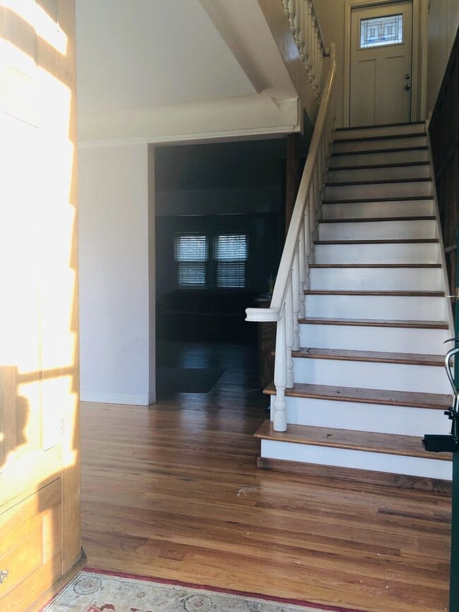 Building Photo - Two Story Single Family Home in the Roseda...
