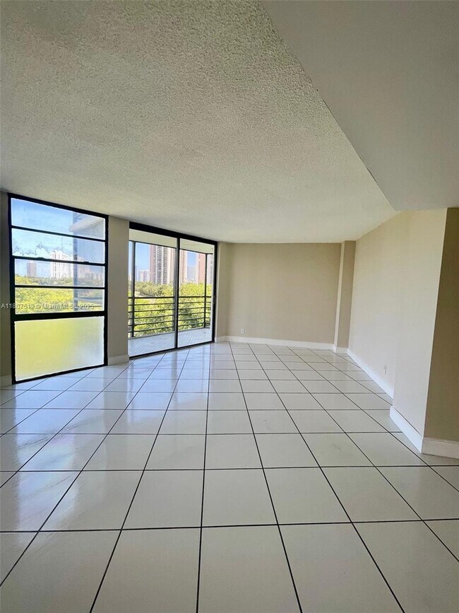 Building Photo - 20400 W Country Club Dr