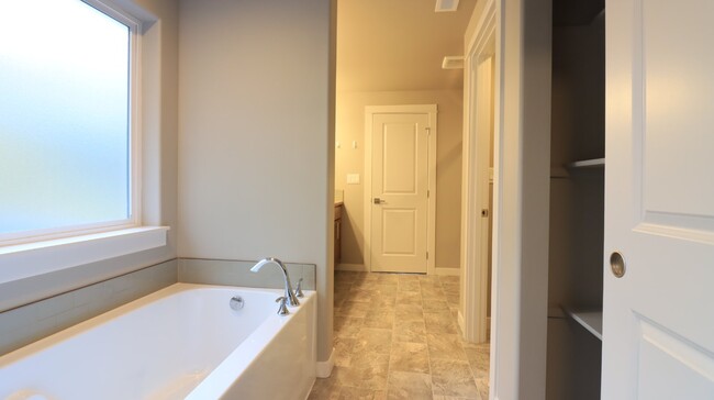 Building Photo - Rare 5/3 home in SE Bend