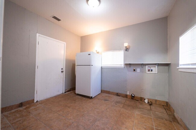 Building Photo - Newly updated!