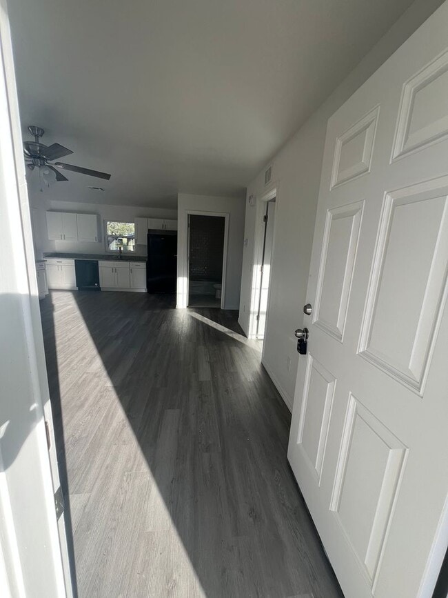 Building Photo - Newly remolded duplex