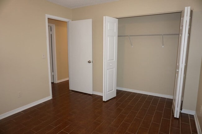 Building Photo - 3 Bedroom 2 Bathroom with Bonus Room