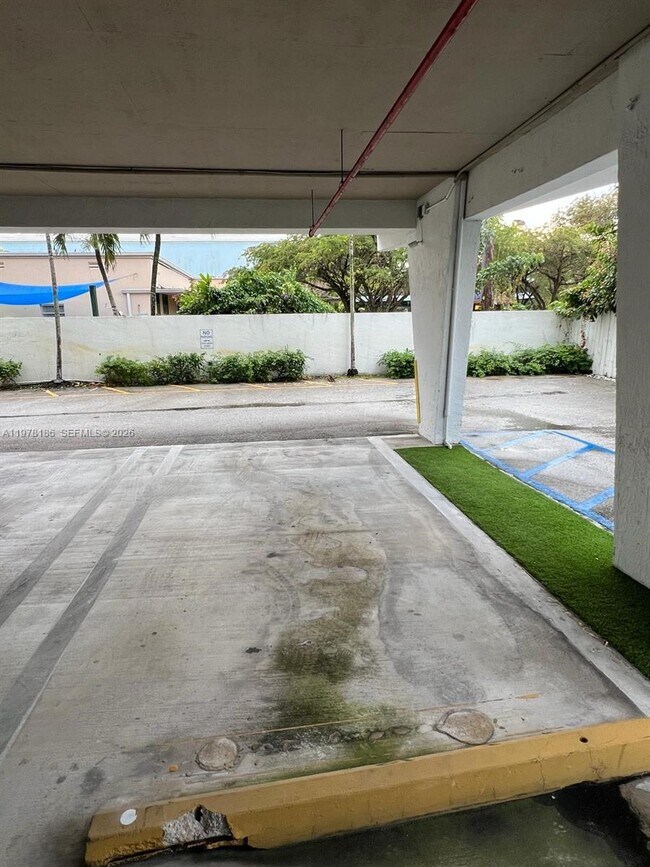 Building Photo - 1650 Brickell Ave