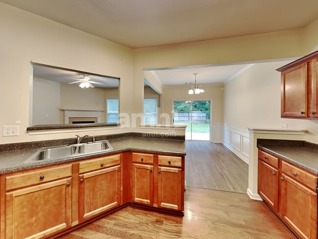 Building Photo - 913 Tamarisk Pl