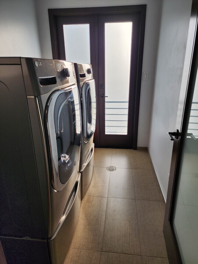 Laundry - 4440 Katherine Ave