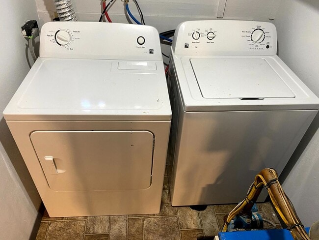 Building Photo - 4 Bedroom 1.5 Bath House with Washer and D...