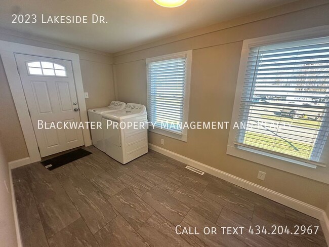 Building Photo - 3 Bedroom Home Off Lakeside Drive!