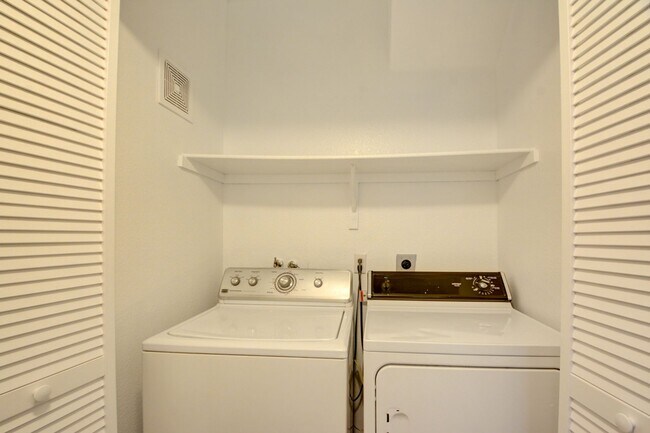 Building Photo - Beautiful 1 BR 1 Bath condo in Green Valle...
