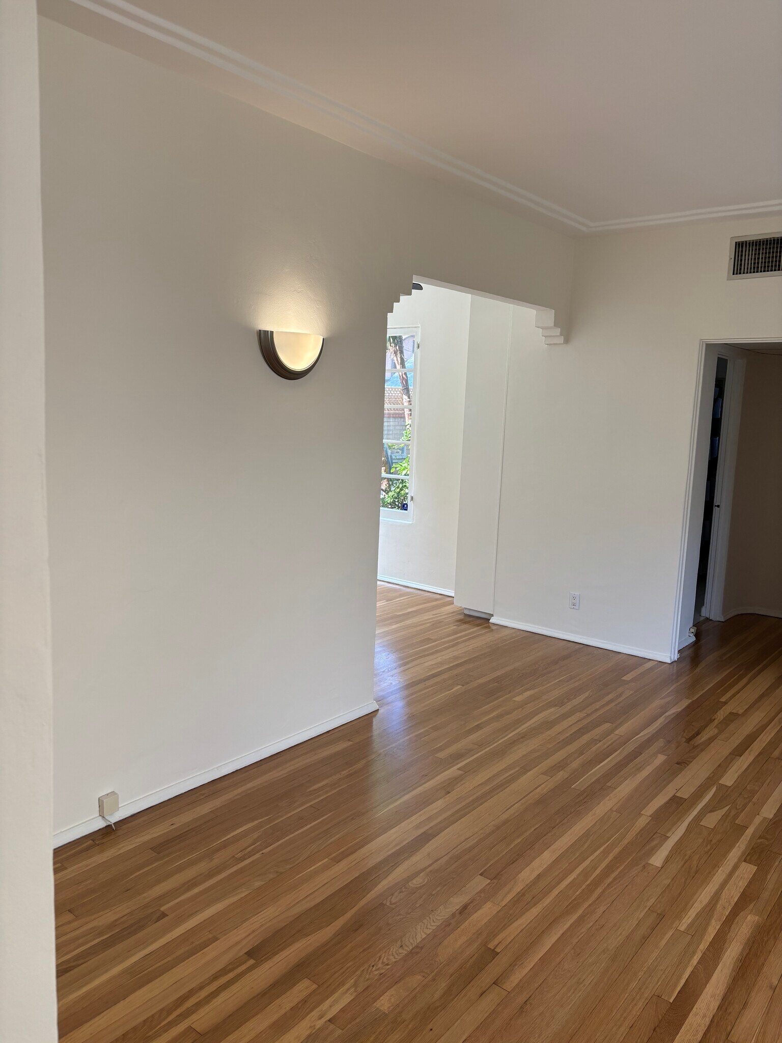 Living room - 407 Riverdale Dr