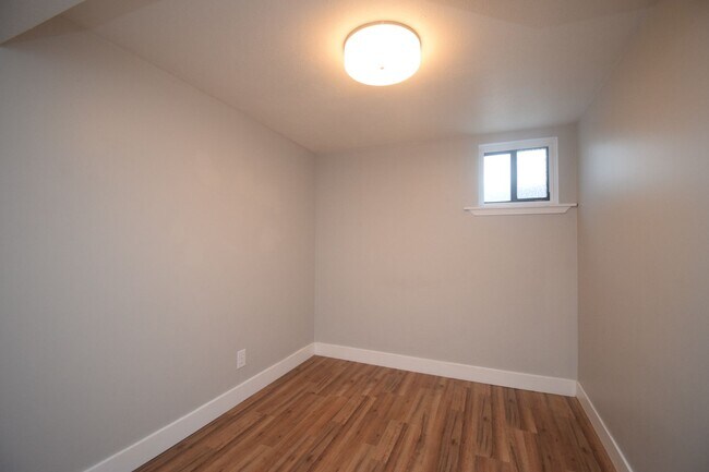 Building Photo - Unique 6 Bedroom Home in Midvale!