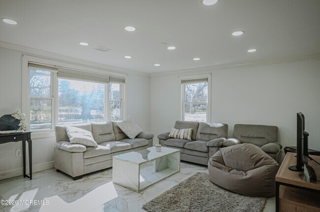 Building Photo - 295 Roosevelt Ave