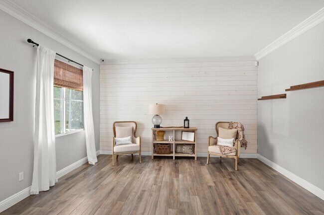 Building Photo - Gorgeous Eastlake Townhome!