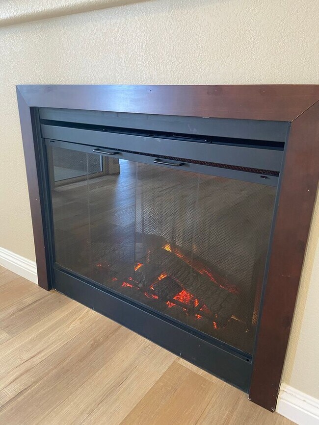 Building Photo - Modern Condo in Gated Community!