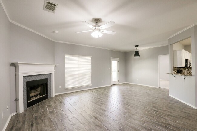 Building Photo - Inviting 4/BR 2/BA Home with Open Layout and Natural Light