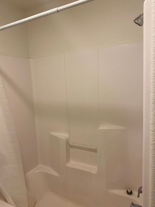 Building Photo - Lower 2 Bedroom /1 Bath Apartment! Appliances Included!