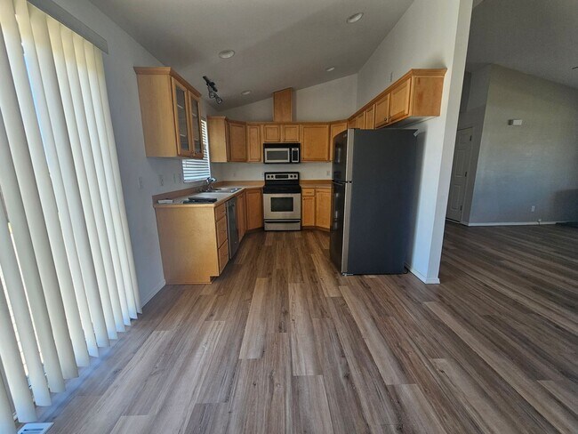 Building Photo - 3 Bedroom Home with Outdoor Space