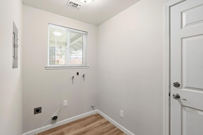 Building Photo - Beautifully updated 2-bedroom, 1.5-bathroom duplex