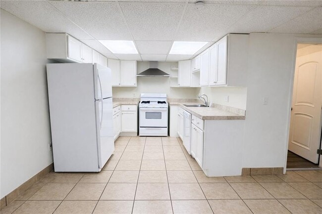 Building Photo - 220 Sandy Springs Pl NE