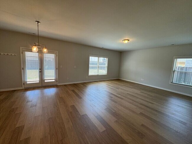 Building Photo - Spacious home with a fence, in PRIME location with a move in special