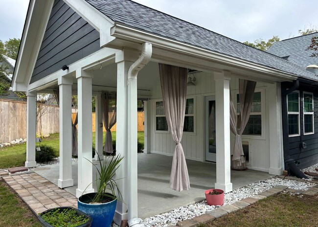 Building Photo - Available now. Gorgeous, Remodeled 3 BR/2 ...