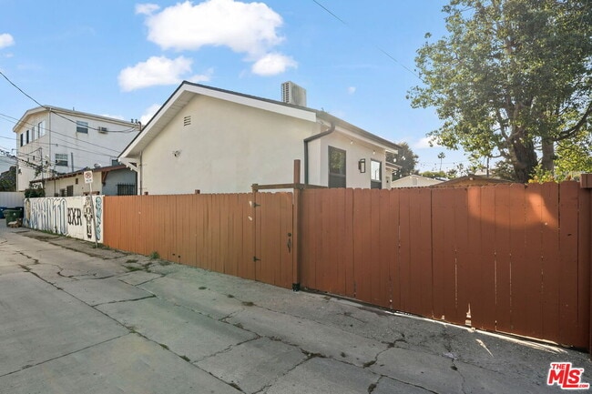 Building Photo - 609 Sunset Ave