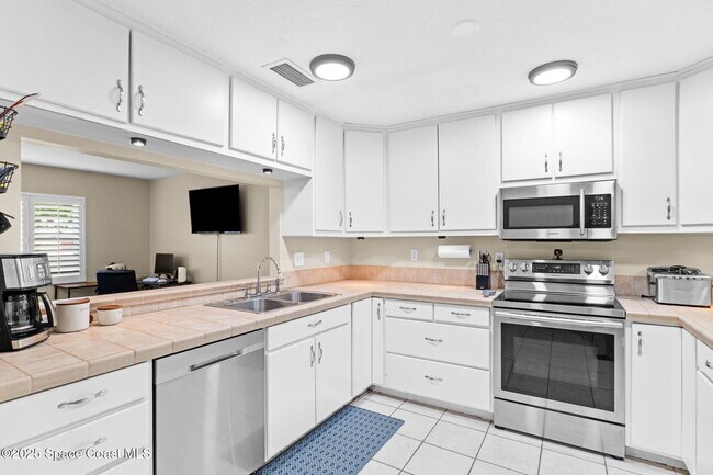 Building Photo - 999 Emerald Rd SE