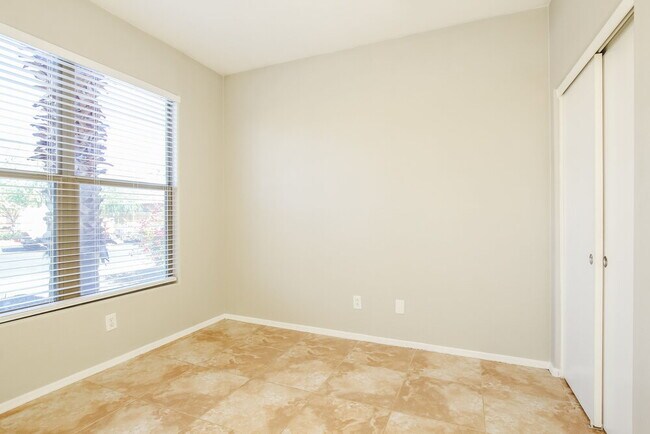 Building Photo - 11809 W Hopi St