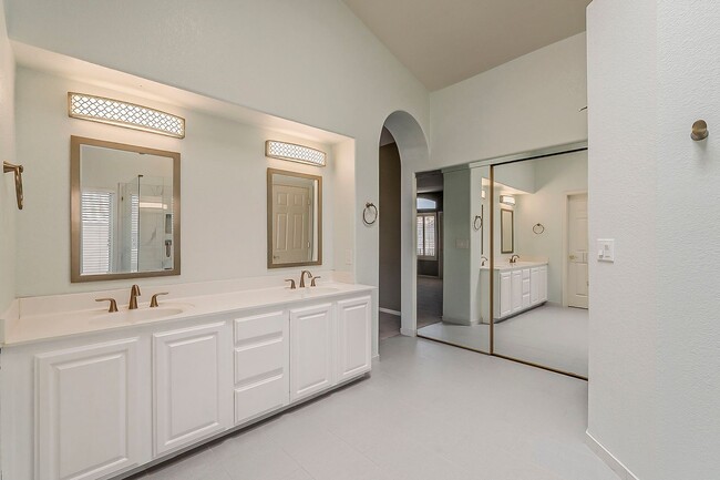 Building Photo - Welcome to your private Oasis!!