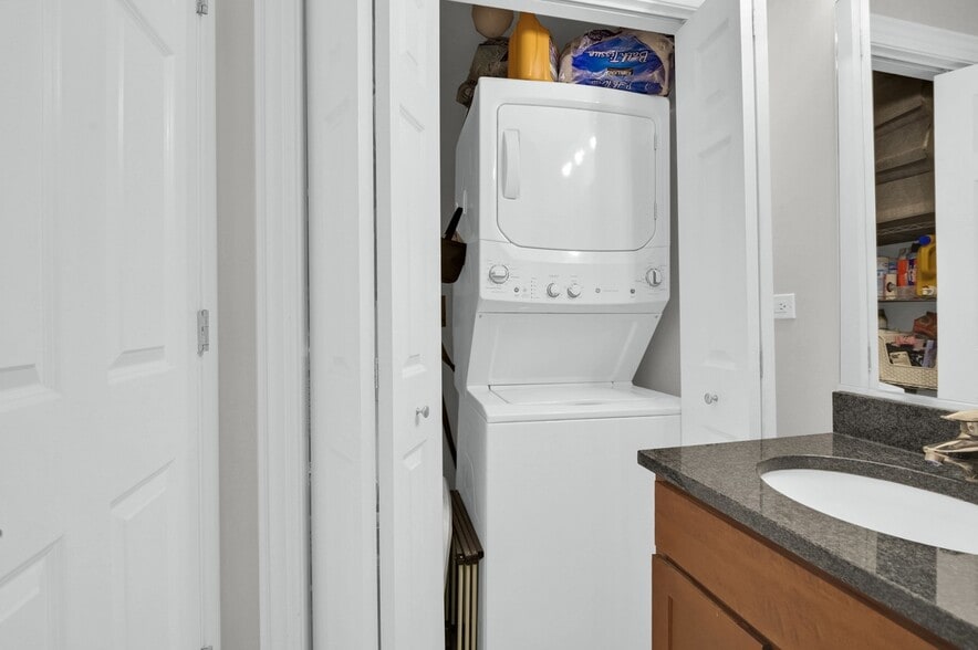 Building Photo - 2307 W Walton St