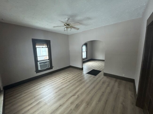 Building Photo - 711 E 6th Ave