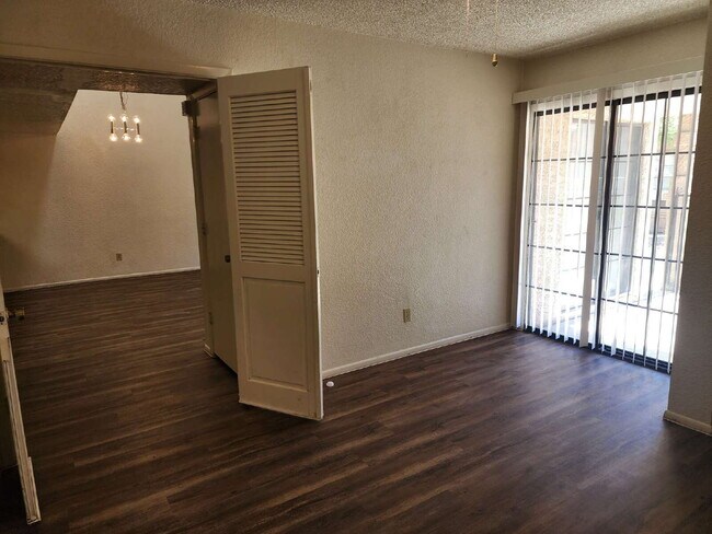 Building Photo - 3 Bedroom 2 Bathroom! $1,895