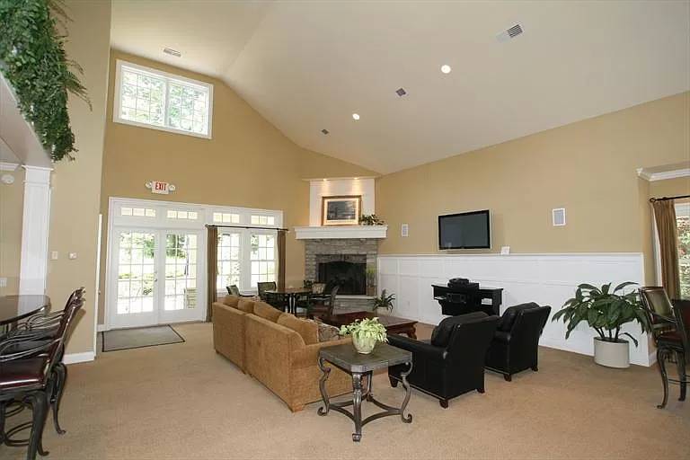 Club House - Common room - 3744 Ashworth Dr