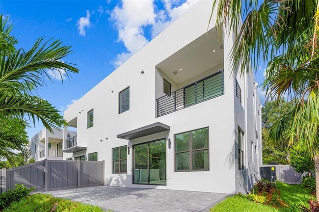 Building Photo - 3294 SW 15th Ave