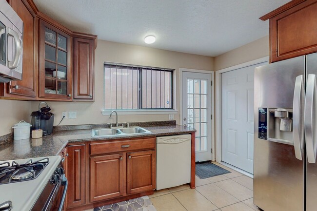 Building Photo - UNSER/LADERA 2 Bedroom  2 Bath  2 car gara...