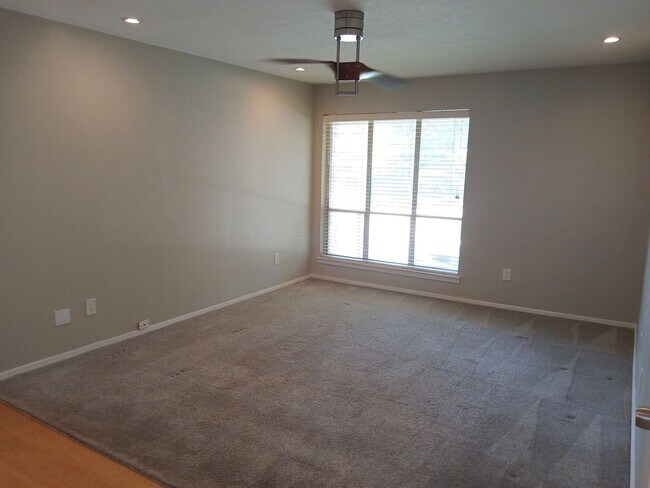 Building Photo - 2 Bedroom, 1 Bath Condo Near 75 and Walnut...
