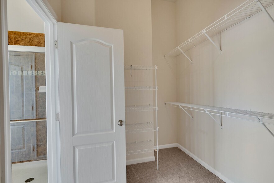 Building Photo - 6 Lamplighter Ln