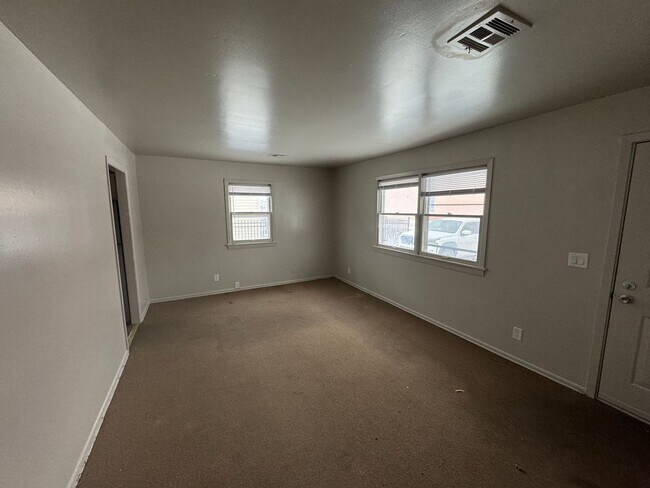 Building Photo - $900 - 3 bed 1 bath - Single Family Home