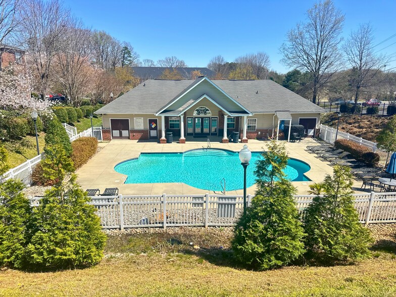 Building Photo - LYNX Gate City