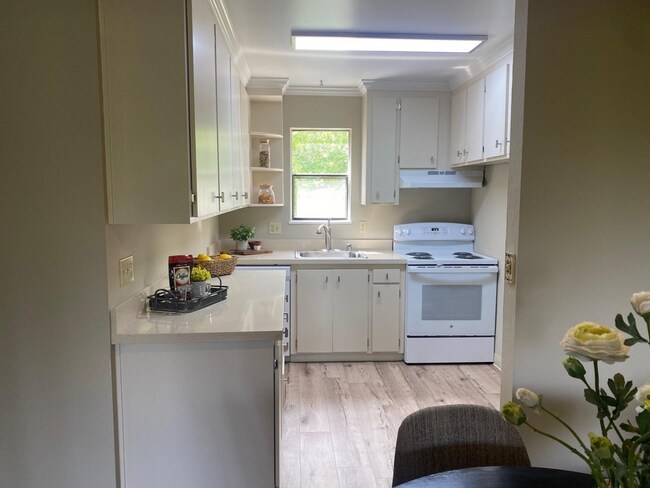 Building Photo - 250 Chilpancingo Pkwy